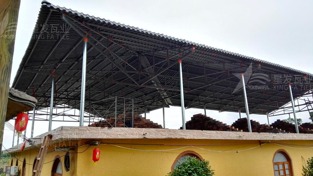 “鋼結(jié)構(gòu)+合成樹脂瓦”屋面建筑體系已被普遍應(yīng)用，促進行業(yè)發(fā)展