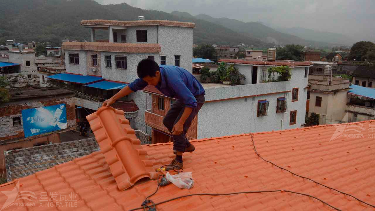 合成樹脂瓦與鐵皮瓦在性能和優(yōu)點上的區(qū)別和差異？