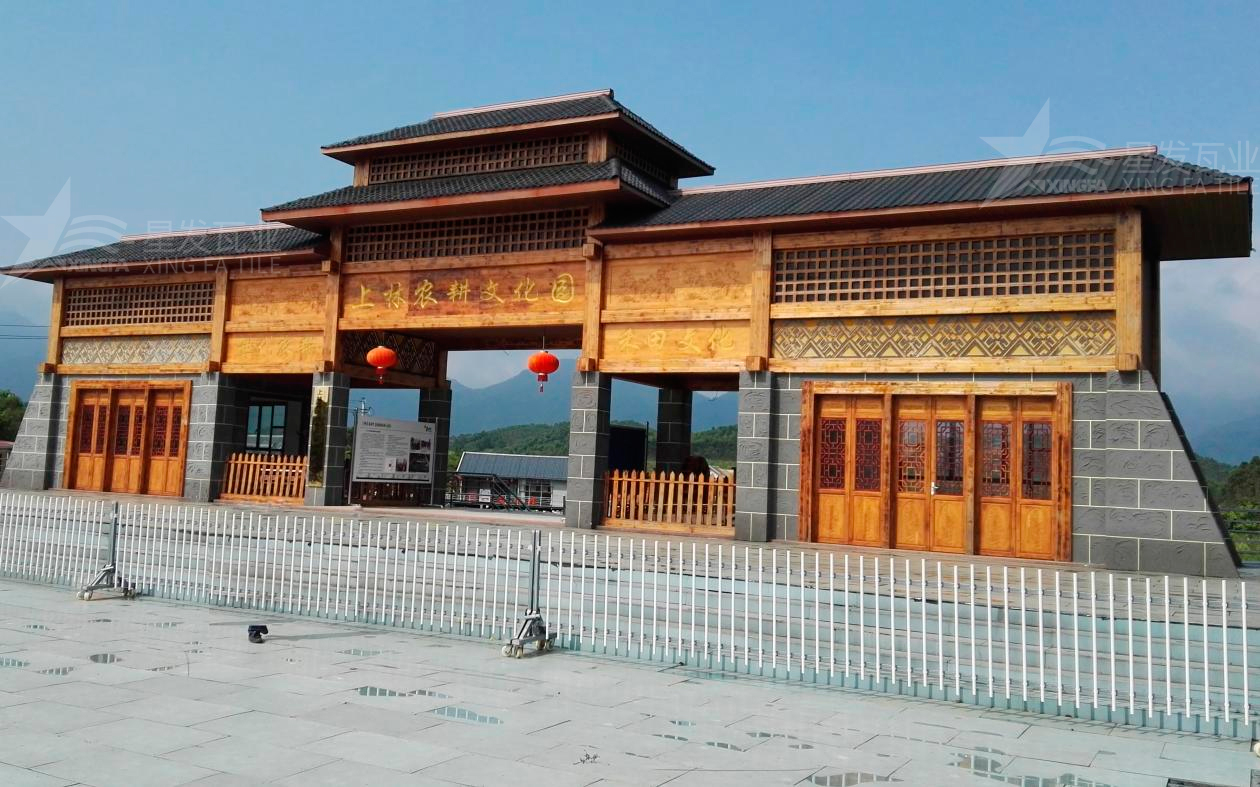 合成樹(shù)脂瓦為旅游景點(diǎn)增添了色彩與生機(jī)，集美觀與實(shí)用于一身！