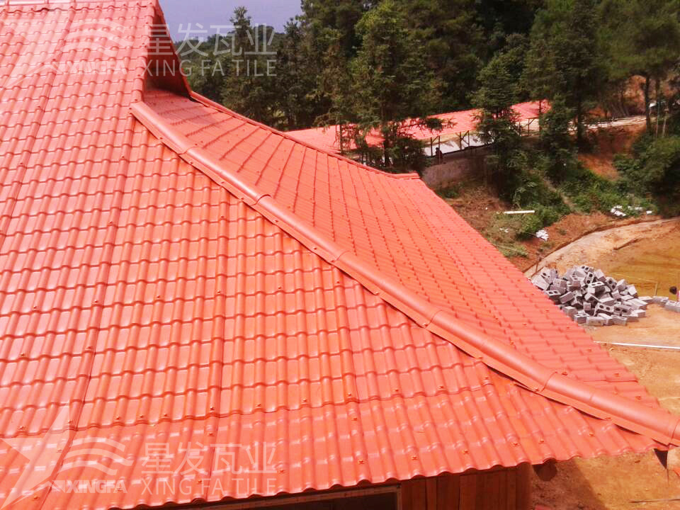 潮濕天氣不是問(wèn)題！樹(shù)脂瓦輕松應(yīng)對(duì)挑戰(zhàn)！